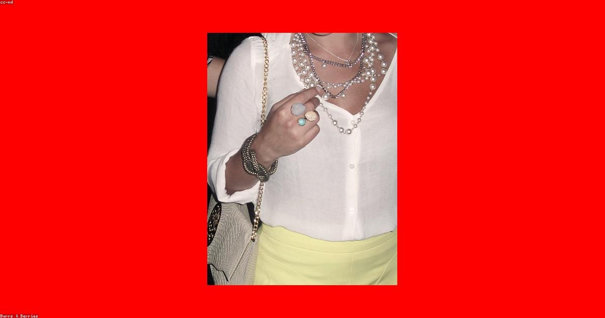 白ブラウス×タイトパンツが愛される本当の理由