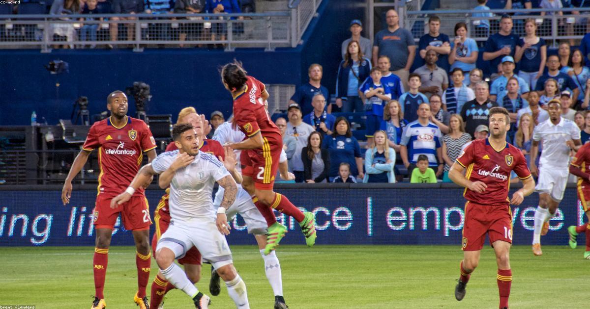 三笘薫インアウト交代の真相と降格危機の構造