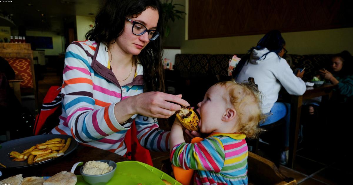 食事中に立ち歩く子をピタッと座らせる5つのコツ