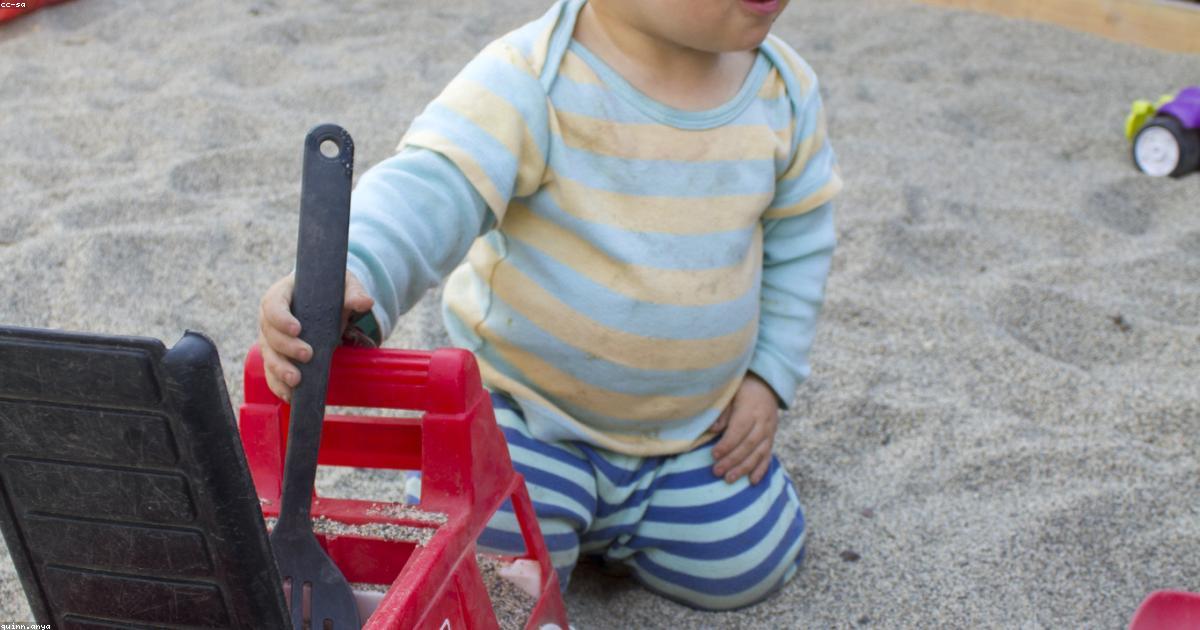 砂場帰りに砂を払わない子への5つの解決ステップ