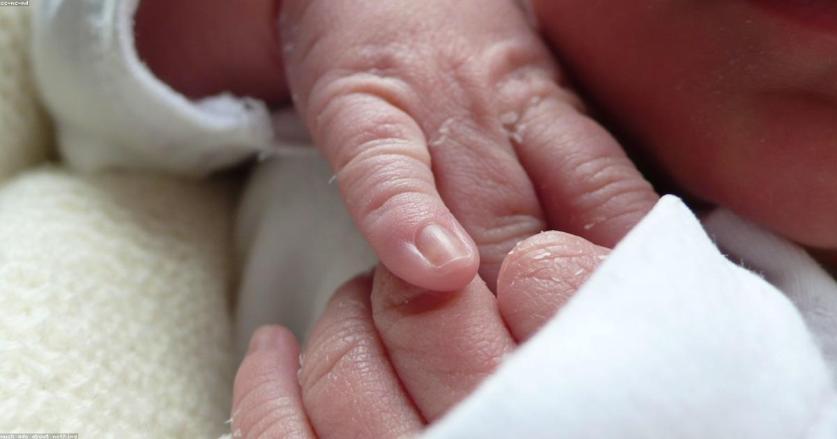 爪切りで泣いて手を引っ込める子への対処法